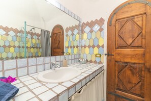 Douche, sèche-cheveux, serviettes fournies