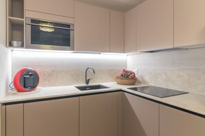 Kühlschrank, Mikrowelle, Ofen, Herdplatte