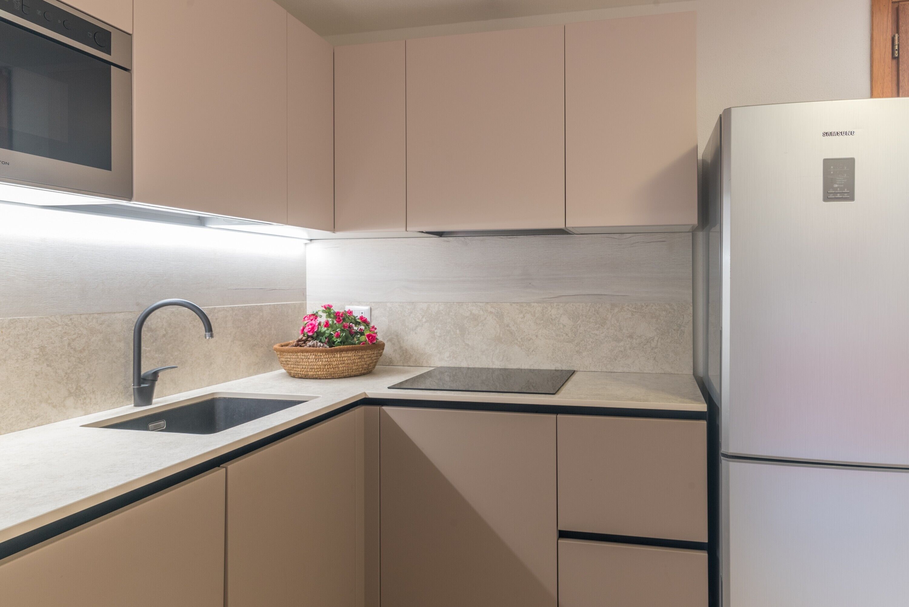 Kühlschrank, Mikrowelle, Ofen, Herdplatte