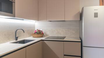 KĂŒhlschrank, Mikrowelle, Ofen, Herdplatte