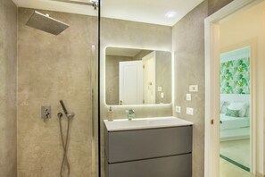Bathtub, hair dryer, towels - Apartment "Happy Dreamer" with Large Pool, Mountain Views & Wi-Fi (Puerto Rico)