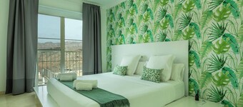 Apartment "Happy Dreamer" with Large Pool, Mountain Views & Wi-Fi