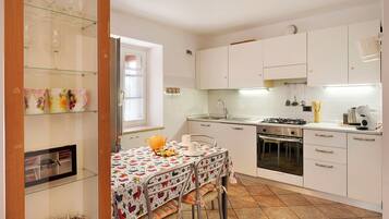 Kühlschrank, Ofen, Herdplatte, Geschirrspüler