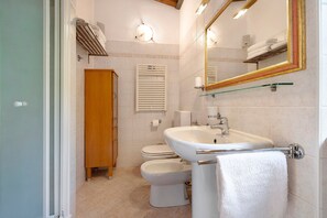 Een douche, een haardroger, handdoeken