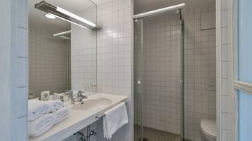 Douche, sĂšche-cheveux, serviettes fournies, savon