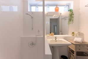 Dusch, hårtork, handdukar och tvål