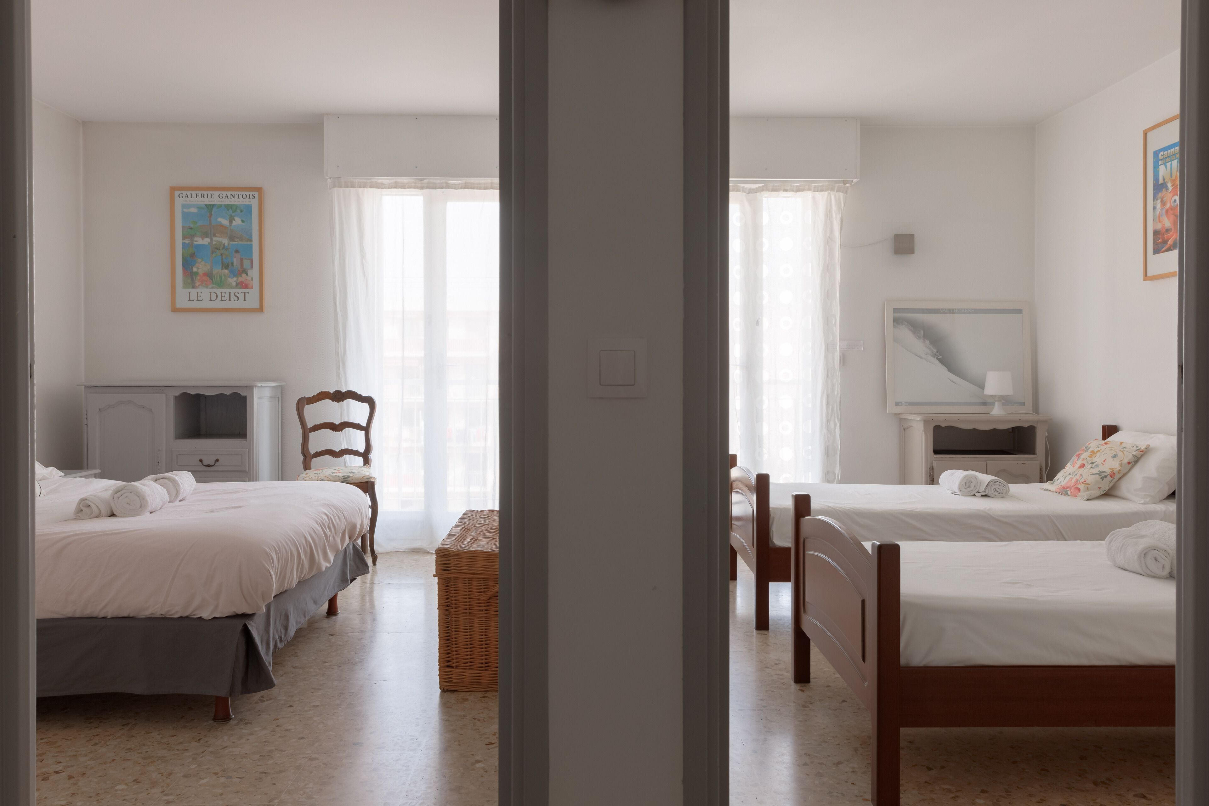 2 chambres, coffres-forts dans les chambres, fer et planche à repasser