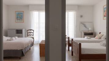 2 chambres, coffres-forts dans les chambres, fer et planche Ă repasser