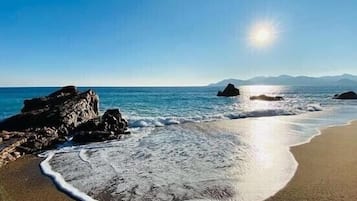 Plage, chaises longues, serviettes de plage