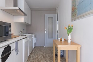 Een koelkast, een microgolfoven, een oven, een kookplaat