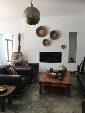 تلفزيون، مدفأة، ألعاب فيديو، مشغل دي في دي