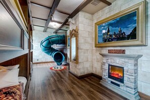 9 bedrooms, free WiFi, bed sheets - Great Escape Manor | Custom Built Home with Themed Kids Bedrooms, Game Room, and Theater Room (Kissimmee)