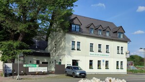Un hotel con fachada blanca, varias ventanas y un letrero que dice "Hotel Stadt Olbernhaus".