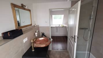 Douche, sèche-cheveux, serviettes fournies, savon