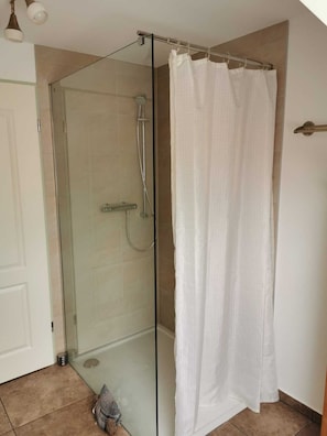 Douche, séchoir à cheveux, serviettes fournies, savon