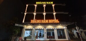 Front of property – evening/night - Hoang Nam Hotel - Cua Lo (Vinh)