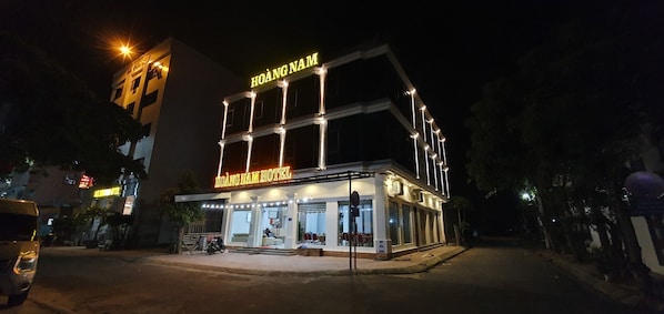 Mặt tiền nơi lưu trú - ban đêm