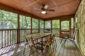 Outdoor dining - ER44 - Rising Eagle - Great Location! Close To Town! (Pigeon Forge)