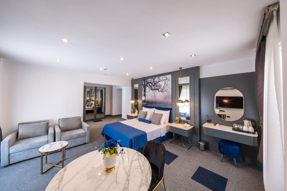 ملاءات من القطن المصري وأغطية فراش متميزة وألحفة محشوة بالريش وميني بار