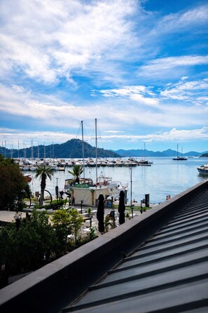 ملاءات من القطن المصري وأغطية فراش متميزة وألحفة محشوة بالريش وميني بار