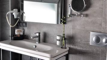 Luxury Double Room | Bathroom | Shower, rainfall showerhead, free toiletries, hair dryer