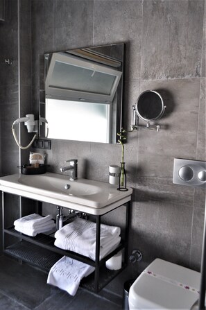 Luxury Double Room | Bathroom | Shower, rainfall showerhead, free toiletries, hair dryer - Skopea Inn Exclusive (Fethiye)