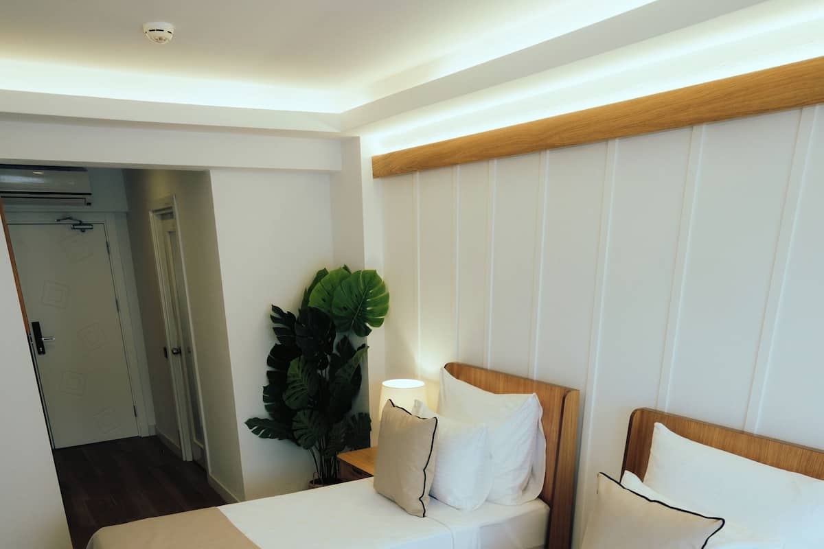 1 bedroom, Egyptian cotton sheets, premium bedding, down duvets