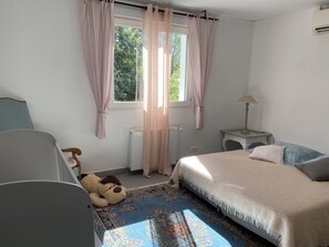 4 makuuhuonetta, silitysrauta/-lauta, ilmainen Wi-Fi, vuodevaatteet