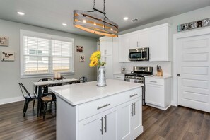 Fridge, microwave, oven, stovetop - Tastefully Decorated |Fenced Yard |Fire Pit |Parking |Edge of Downtown Pensacola|10 Min to N.A.S. (Pensacola)