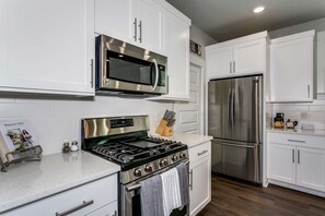 Refrigerador, microondas, horno y parrilla de estufa 