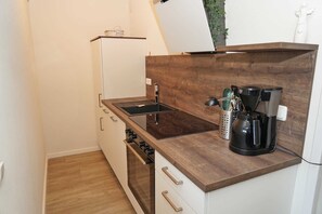 Réfrigérateur, four, lave-vaisselle, chaise haute