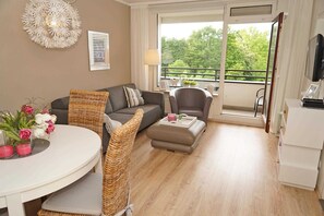 TV - Vacation apartment in front of the beaches - sunny side - W-LAN - Holiday apartment (Damp)