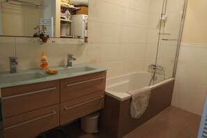 Duschwanne, Haartrockner, Bidet, Handtücher