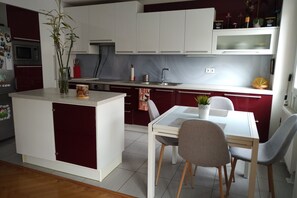 Kjøleskap, mikrobølgeovn, ovn og kokeplater