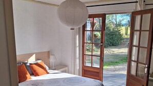 2 chambres, fer et planche à repasser, lit de bébé portatif