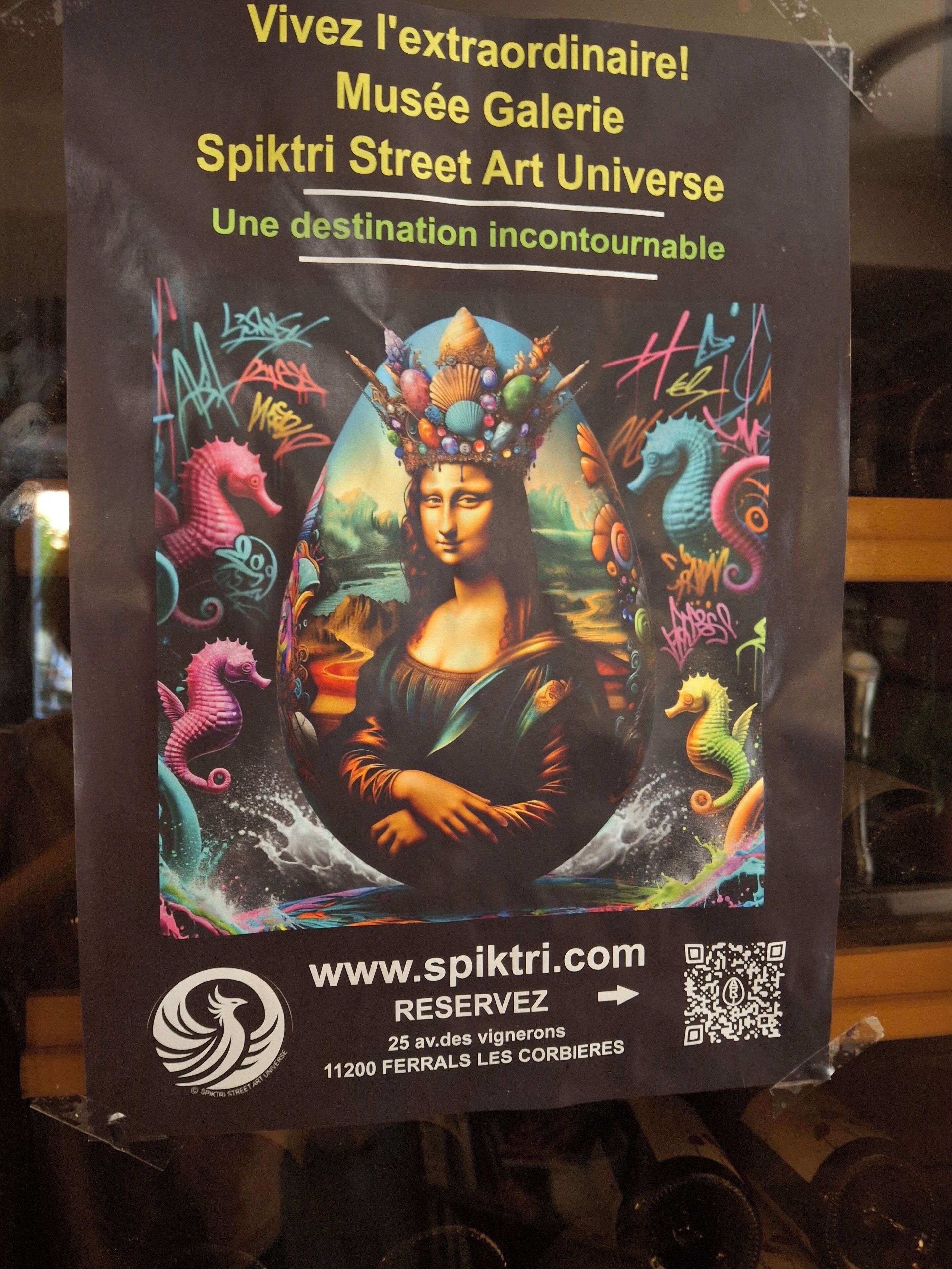 Ein Plakat, das Spiktri Street Art Universe bewirbt, zeigt eine farbenfrohe, künstlerische Darstellung der Mona Lisa mit Seeungeheimen und Graffiti-Elementen.