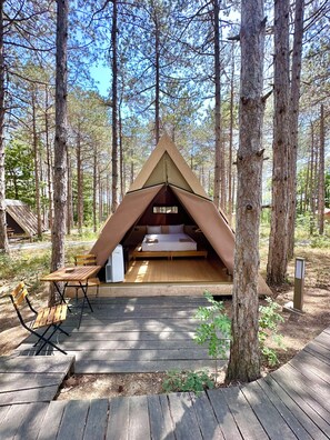 A tented accommodation with a wooden deck and a single bed. - Longosphere Glamping (Demirköy)