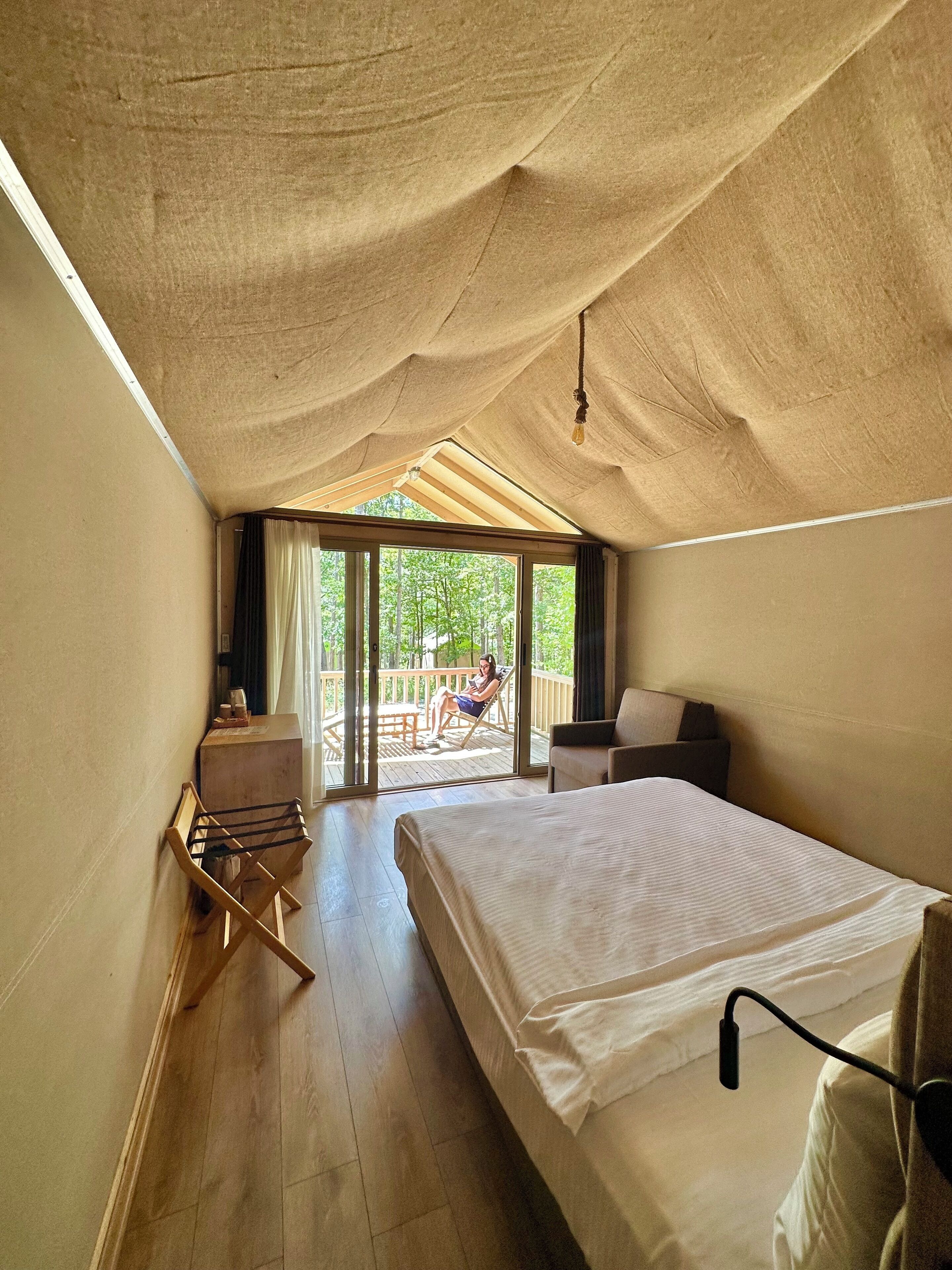 Ropa de cama de alta calidad, escritorio y cortinas blackout 