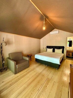 Ropa de cama de alta calidad, escritorio y cortinas blackout 