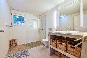 Dusche, Handtücher, Toilettenpapier