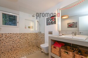 Douche, serviettes fournies, papier toilette