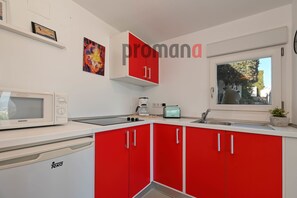 Wasserkocher mit Kaffee-/Teezubehör, Kühlschrank, Mikrowelle, Ofen