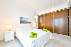 3 chambres, fer et planche à repasser, Wi-Fi, draps fournis