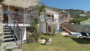 A two-story house with a balcony, a swimming pool, and a staircase leading to the upper floor. - Apartment Giove With Sea View & Pool (Nerano)
