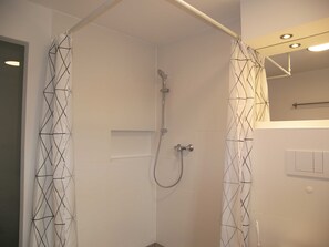 Douche, serviettes fournies, savon, papier toilette
