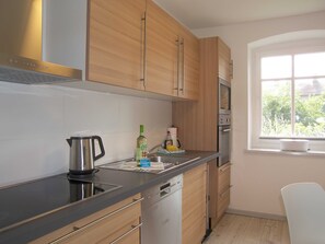Fridge, oven, dishwasher, coffee/tea maker