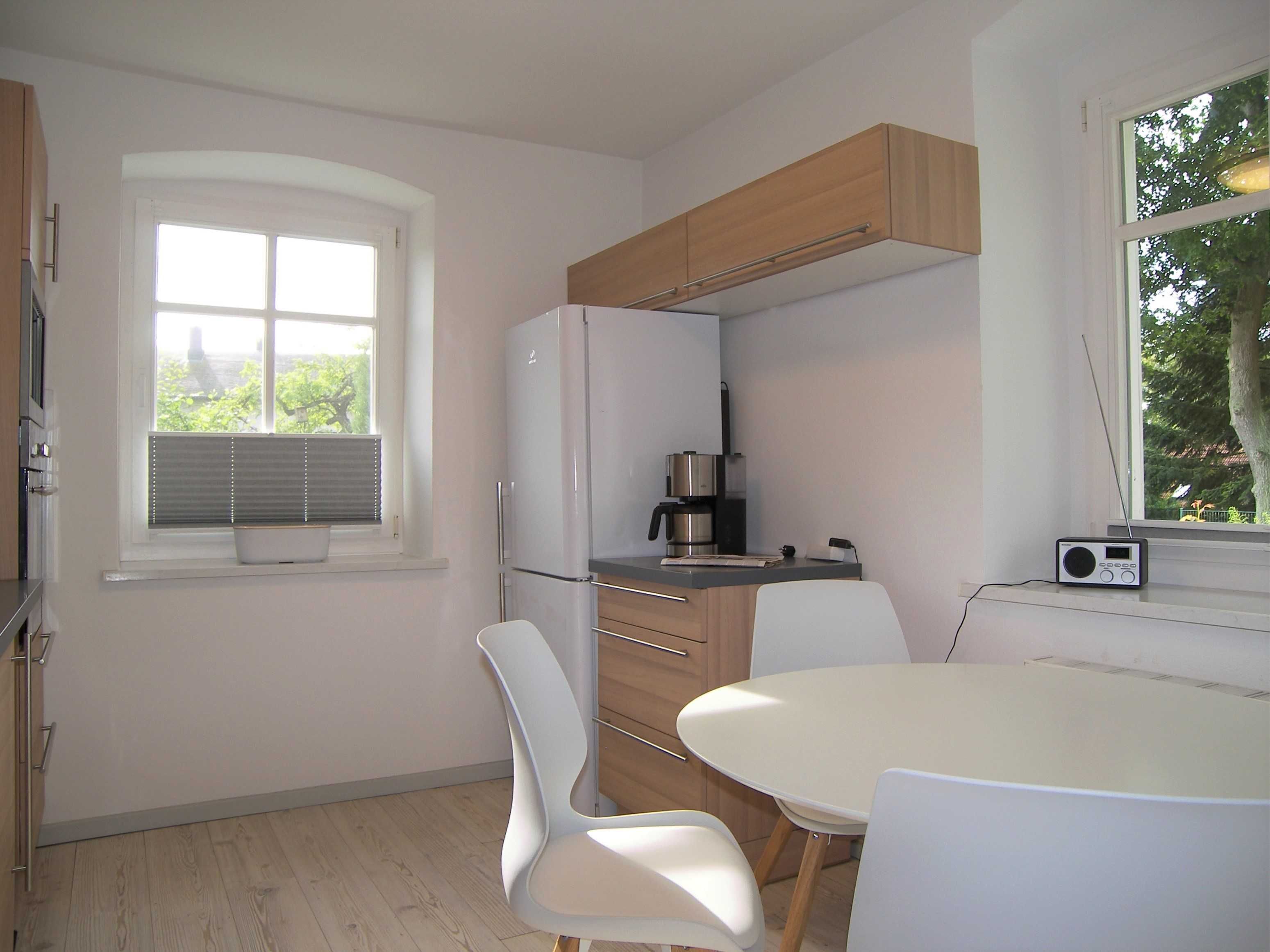 Kühlschrank, Ofen, Geschirrspüler, Wasserkocher mit Kaffee-/Teezubehör