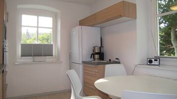 Kühlschrank, Ofen, Geschirrspüler, Wasserkocher mit Kaffee-/Teezubehör