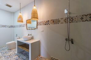 Regadera, amenidades de baño gratuitas, pantuflas, toallas 
