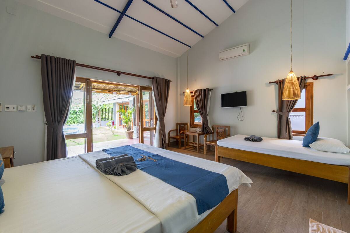 Minibar, desk, free WiFi